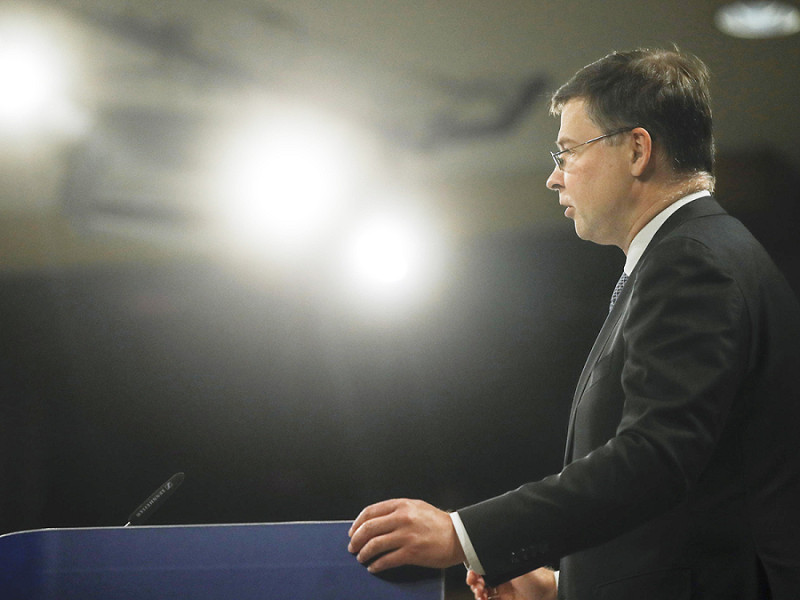 Valdis Dombrovskis, vicepresidente esecutivo della Commissione europea, a Bruxelles nel dicembre 2021, durante una conferenza stampa per contrastare il ricorso alla coercizione economica da parte di Paesi terzi