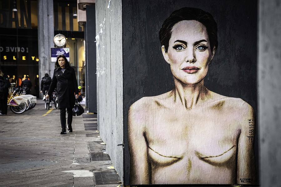 Milano (Italia). “Love Yourself”, la nuova opera di AleXsandro Palombo: l’attrice Angelina Jolie è raffigurata con le cicatrici lasciate dalla mastectomia per celebrare la forza e il coraggio delle donne nella Giornata mondiale contro il cancro al seno, il 19 ottobre. 