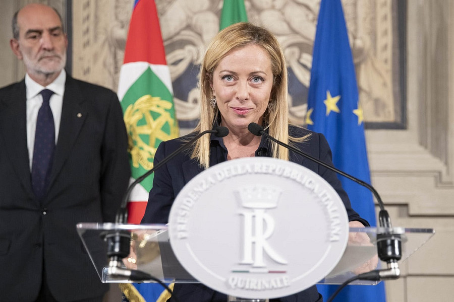 Giorgia Meloni legge l'elenco dei ministri al termine del suo incontro con il presidente Sergio Mattarella