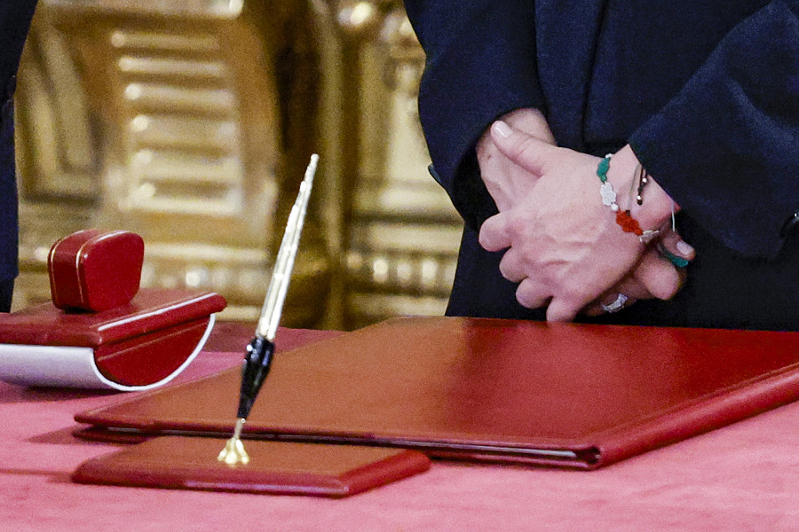 Le mani della Premier Giorgia Meloni durante la cerimonia di insediamento del 22 ottobre 2022