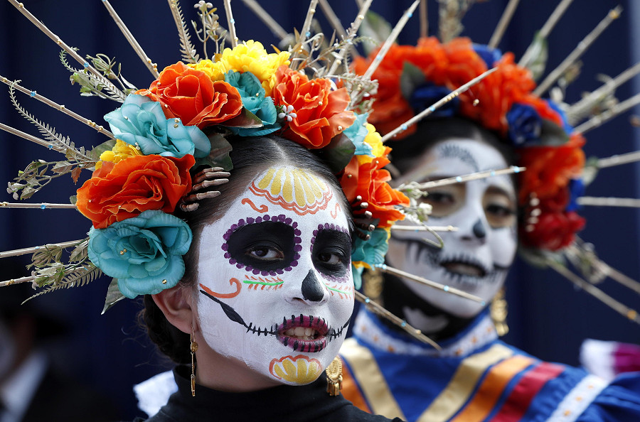 Città del Messico (Messico). Donne vestite con il costume dell'iconica La Catrina sfilano lungo un viale principale di Città del Messico. La sfilata è stata il preludio alle celebrazioni del Giorno dei Morti che si terranno i primi giorni di novembre.