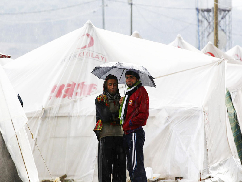 Due siriani in un campo profughi nella provincia meridionale di Hatay, in Turchia.