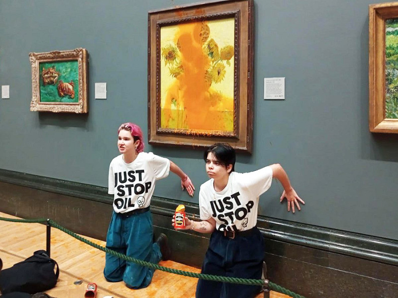14 ottobre 2022, Londra, Inghilterra, Regno Unito: due manifestanti di Just Stop Oil si sono incollate al muro del museo e poi hanno gettato zuppa di pomodoro sulla famosa opera d'arte "Girasoli" di Vincent Van Gogh del 1888-9, alla National Gallery. 