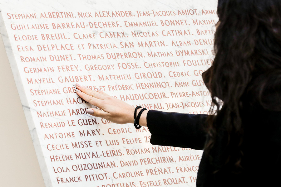 Parigi (Francia). Una donna scorre i nomi delle vittime degli attentati terroristici del 13 novembre 2015, in cui furono uccise 130 persone. Una delle targhe commemorative si trova all'interno del Bataclan, dove ci furono 90 vittime. 