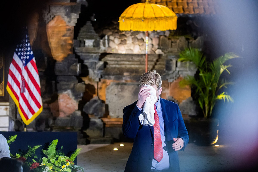 Un giornalista televisivo si asciuga il sudore dalla fronte prima di una conferenza stampa del presidente degli Stati Uniti Biden alla vigilia del G20.