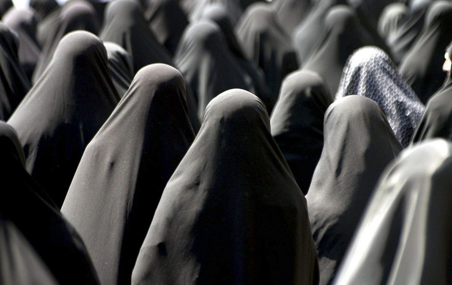 Molte donne iraniane partecipano a una protesta a Teheran il 3 settembre 2004. Le manifestanti hanno chiesto una dura punizione per le donne che non rispettano il codice di abbigliamento islamico che prevede l'uso di un abito lungo e di un foulard per nascondere i contorni del corpo e i capelli davanti a uomini sconosciuti. 