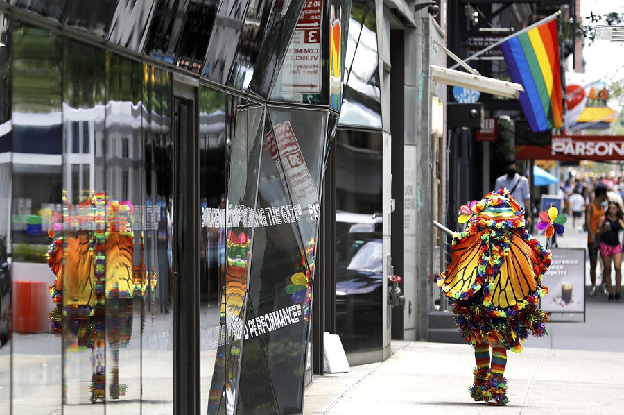 Una persona indossa un costume con i colori del Pride durante la 52a parata annuale del New York City Gay Pride, a New York, il 27 giugno 2021