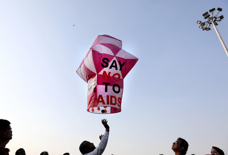 Calcutta (India). Gli attivisti rilasciano una lanterna volante durante una campagna di sensibilizzazione in occasione della Giornata mondiale contro l'Aids che si celebra ogni anno il 1º dicembre. Nel 2021, secondo i dati dell'Organizzazione mondiale della sanità, 1,5 milioni di persone sono state contagiate e 650.000 sono morte a causa dell'infezione da Hiv.