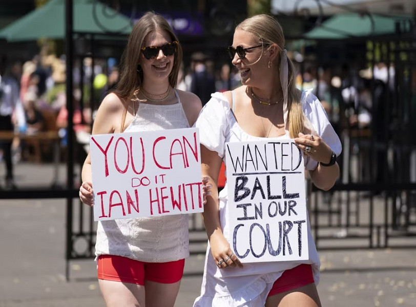 Attiviste di Address The Dress Code fuori dal cancello principale di Wimbledon protestano contro il codice di abbigliamento total white,