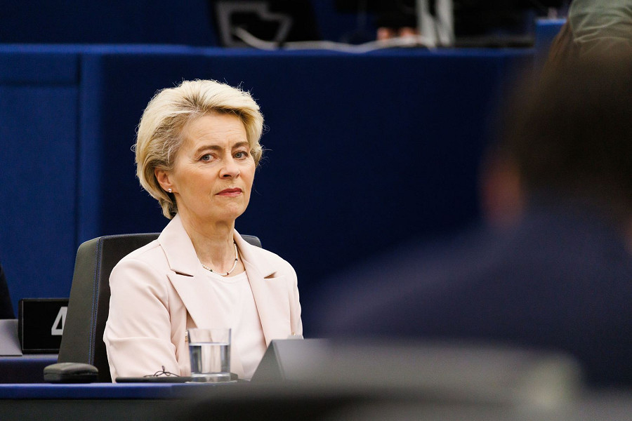 Ursula von der Leyen, Presidente della Commissione europea, siede nell'edificio del Parlamento europeo durante le celebrazioni del 70° anniversario il 22 novembre 2022.