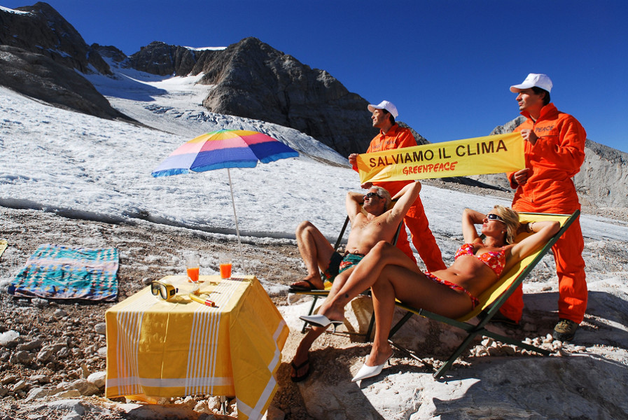 Marmolada (Italia). Una coppia prende il sole alla base del ghiacciaio per testimoniare gli effetti del surriscaldamento globale sui ghiacciai alpini. In 60 anni, il ghiacciaio della Marmolada si è ritirato di circa 650 metri.