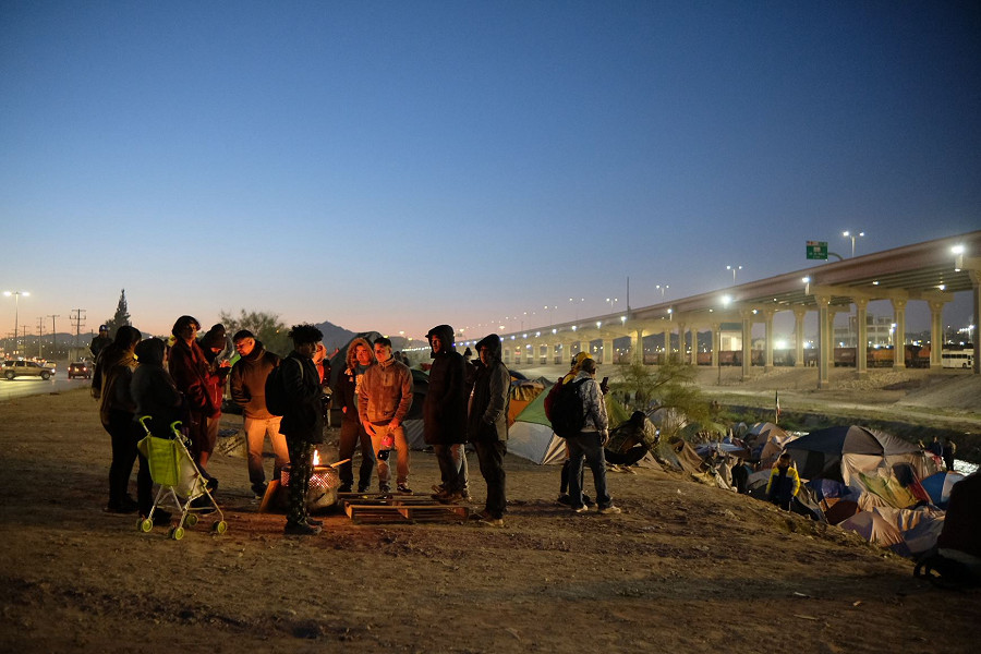 Novembre 2022. Circa 1500 migranti venezuelani dell'accampamento di Ciudad Juarez si preparano a sopportare una notte di temperature prossime allo zero sul Rio Grande, di fronte a El Paso.