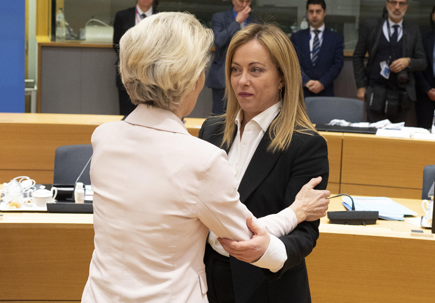 Ursula von der Leyen insieme a Giorgia Meloni prima del vertice del Consiglio europeo a Bruxelles, il 15 dicembre 2022