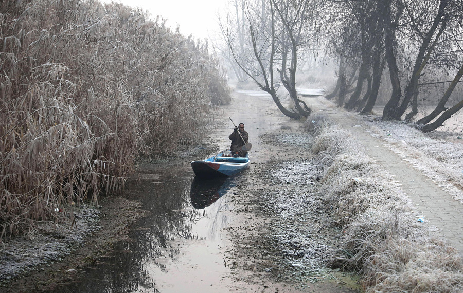 Srinagar (India). Un uomo rema sul lago Dal, il secondo più grande nello Stato del Jammu e Kashmir. Il 21 dicembre è l'inizio del Chillai Kalan, il periodo più rigido dell'inverno nella regione a nord del subcontinente indiano. Terminerà il 31 gennaio al termine dei convenzionali 40 giorni di durata.