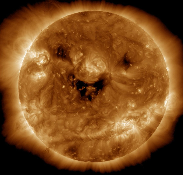I funzionari della Nasa lo hanno ribattezzato "il sole sorridente'". L'immagine, catturata il 26 ottobre dal Solar Dynamics Observatory, mostra tre macchie scure note come buchi coronali, regioni dell'atmosfera solare, visibili solo alla luce ultravioletta, dove la corona presenta una temperatura e una densità del plasma inferiori.