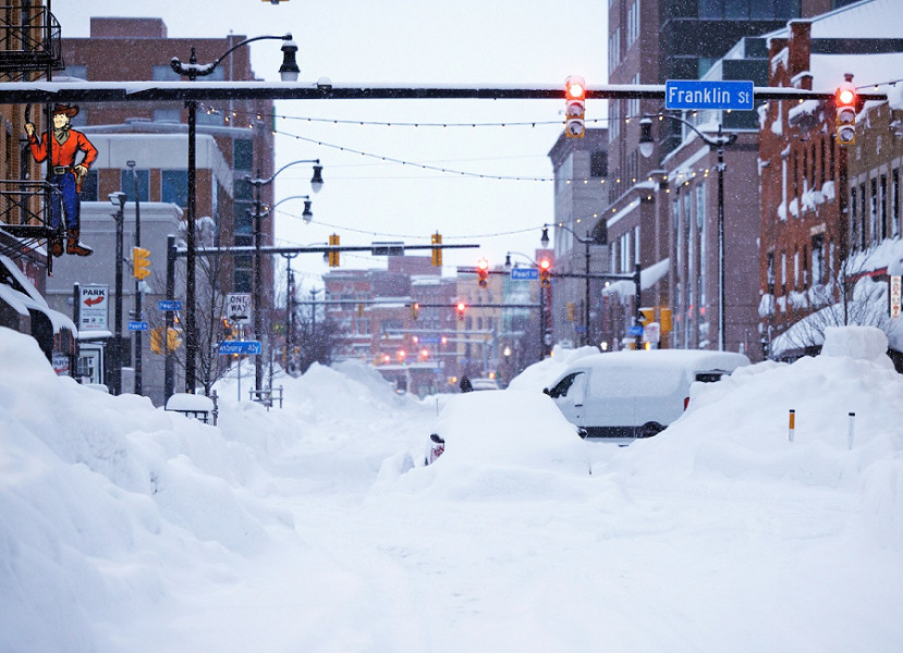 Auto bloccate nella neve in una foto pubblicata sui social media dal governatore Kathy Hochul. "Uno sguardo al centro di Buffalo" ha scritto