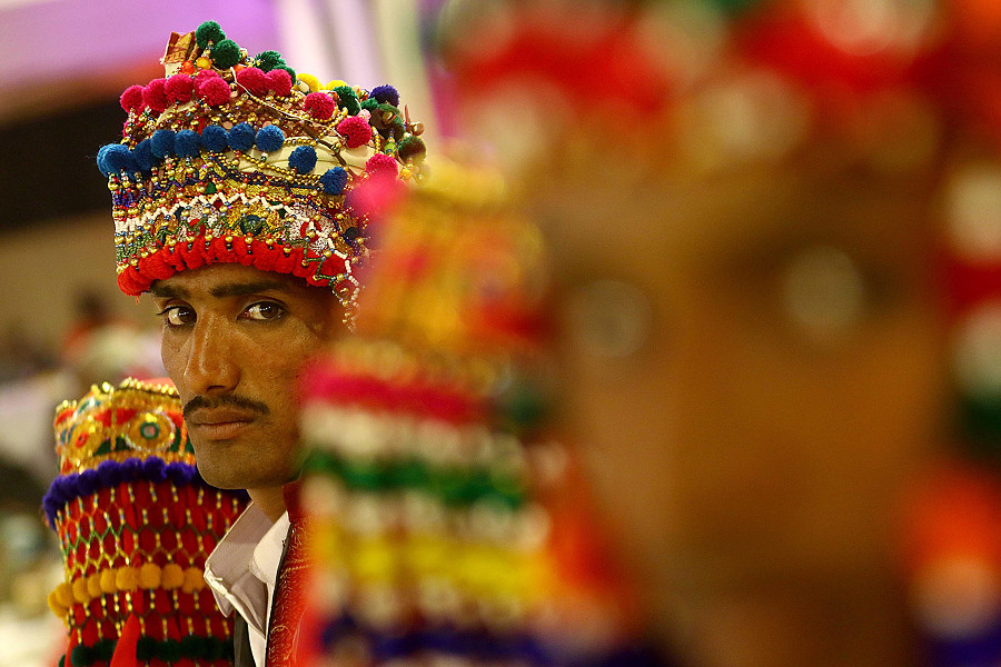 Karachi (Pakistan). Uno sposo indù pakistano partecipa al suo matrimonio durante una cerimonia di massa organizzata dal Pakistan Hindu Council. La celebrazione ha riunito 66 coppie.