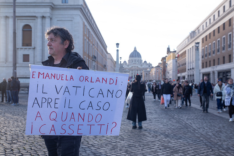 La manifestazione organizzata da Pietro Orlandi, lo scorso 14 gennaio, in via della Conciliazione, davanti a San Pietro. Un manifestante espone un cartello.