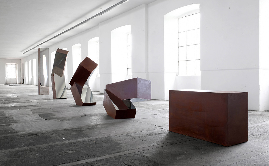 “IN FILA PER UNO” l’opera di Daniele Basso al Memoriale della Shoah di Milano (mostra del 2018) 