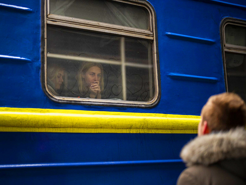 Kyiv (Ucraina). Lo scatto ritrae di spalle Bogdan, 41 anni, mentre un anno fa salutava sua moglie Lena, 35 anni, alla stazione. Sarebbe rimasto a combattere mentre la sua famiglia lasciava il paese.  A 12 mesi dall'inizio dell'invasione russa, Bruxelles ha deciso di proporre agli Stati membri di prorogare fino a marzo 2025 la protezione temporanea per gli ucraini in fuga : quasi 4 milioni di profughi, che vivono e lavorano nei paesi dell'Unione Europea (FOTO AP)