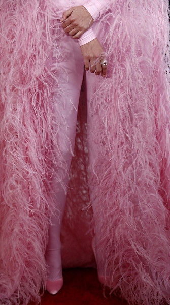Los Angeles (Stati Uniti). Kacey Musgraves alla 65ª edizione dei Grammy Awards alla Crypto.com Arena di Los Angeles, in California. L’artista ha sfilato sul tappeto rosso indossando una tuta rosa abbinata a una mantella di piume di Maison Valentino.