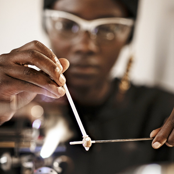La stilista keniana Sandra Hawi nello studio dell’artista del vetro Alessia Fuga mentre impara l’arte delle perle veneziane