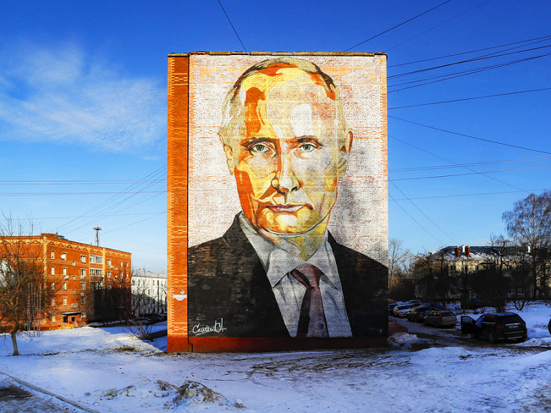 Un grande murale raffigurante il presidente Vladimir Putin sul lato di un edificio residenziale a Kashira, Mosca. L'opera è stato realizzato dagli attivisti del movimento pro-Cremlino Molodaya Gvardiya