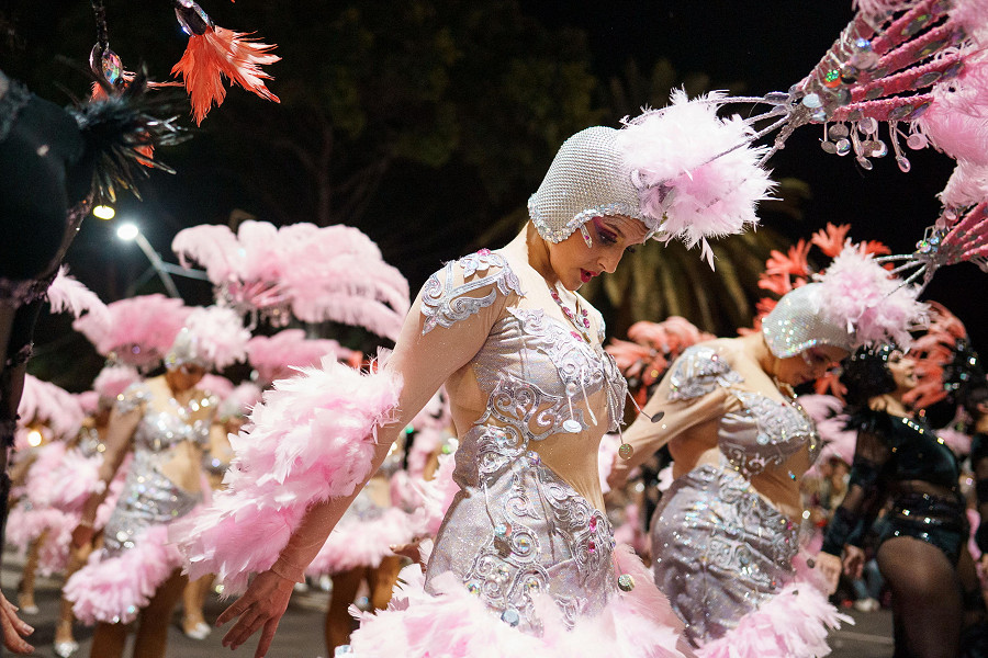 Santa Cruz (Spagna). Un gruppo di ballerine della compagnia "Rio Orinoco" sfila durante il concorso “Rhythm and Harmony” nella capitale dell'isola di Tenerife. I festeggiamenti del Carnevale dureranno fino al 26 febbraio.