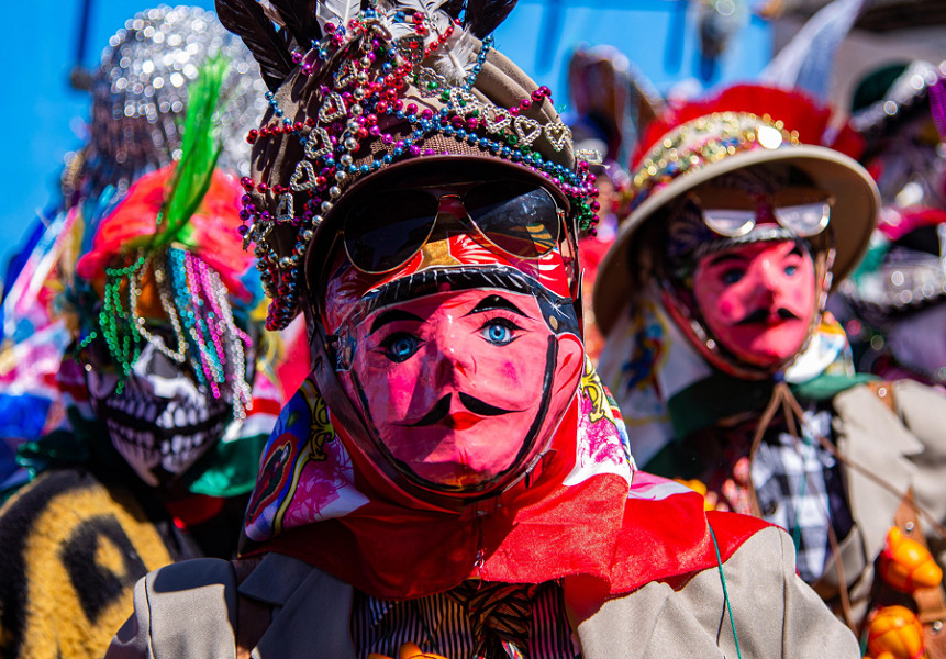 Las Rosas (Chiapas, Messico). Un uomo vestito con l'abito tipico del 'Carnaval del Tancoy'. Da più di un secolo gli abitanti del comune di Las Rosas, chiamato Pinola in era preispanica, scendono in strada per celebrare la tradizione e ballano per attirare la buona pioggia nella stagione della siccità.