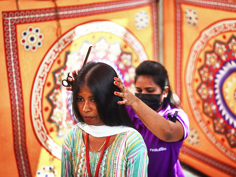 Chennai (India). Una studentessa indiana si accinge a donare una ciocca dei suoi capelli in occasione di una grande campagna di donazione di capelli per aiutare i pazienti oncologici. L’iniziativa ha coinvolto più di 500 studenti di vari college (EPA/IDREES MOHAMMED)