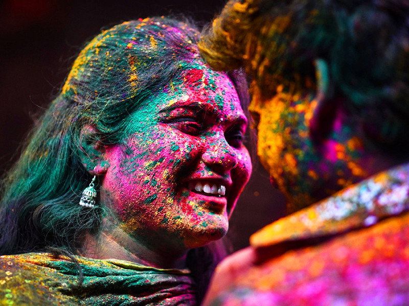 Chennai (India) Le tipiche polveri colorate di Holi, il tradizionale festival della religione induista, conosciuto anche come "Festival dei colori", che simboleggia la vittoria del bene sul male e segna l'arrivo del primavera.