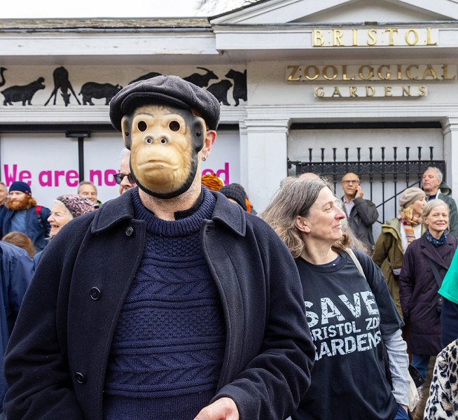 Bristol (Regno Unito). Gli attivisti della campagna 'Save Bristol Zoo Gardens' mentre partecipano a una manifestazione per impedire che lo storico sito dello zoo di Clifton lasci spazio a un progetto di sviluppo abitativo per alloggi di lusso.