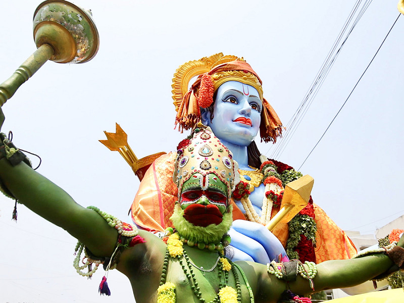 Bangalore (India). Un artista nelle vesti di una divinità indù celebra il "Rama Navami", il “compleanno” di Lord Rama. Si tratta della settima incarnazione di Vishnu ed è considerato il simbolo della verità, della virtù, del coraggio e della devozione al proprio dovere.