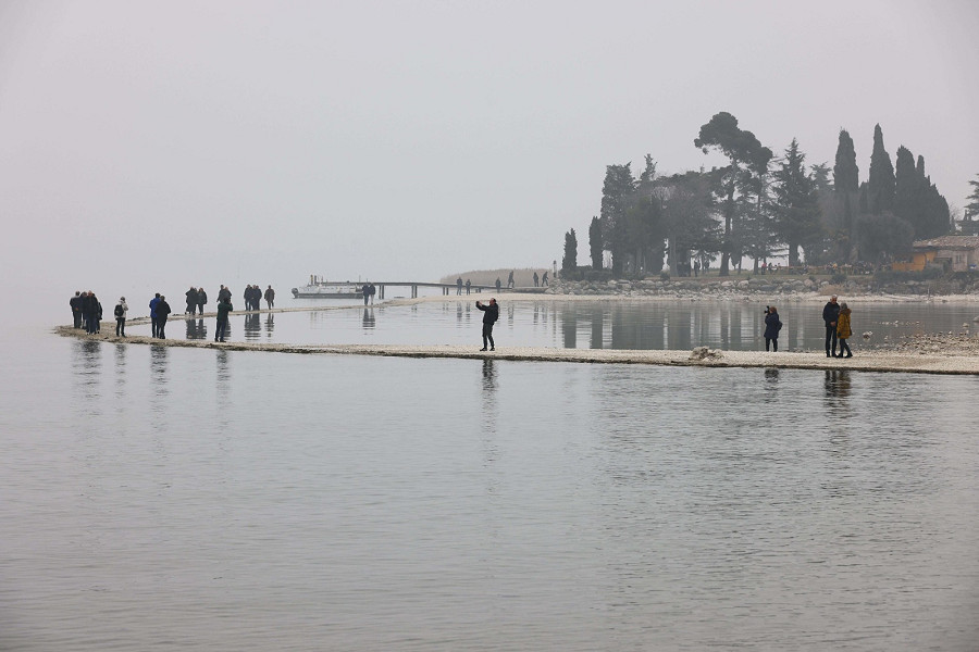 Siccità: l'isola dei Conigli sul lago di Garda diventa raggiungibile a piedi (ANSA)
