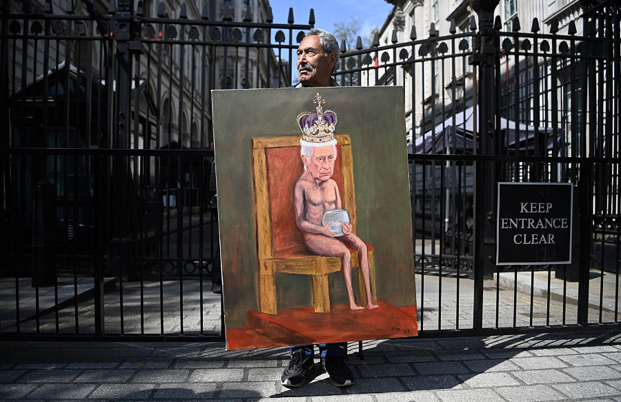 L'artista satirico Kaya Mar tiene in mano il suo dipinto di Re Carlo III a Whitehall a Londra. La città si sta preparando per l'incoronazione del sovrano nell'Abbazia di Westminster a Londra il 6 maggio. 