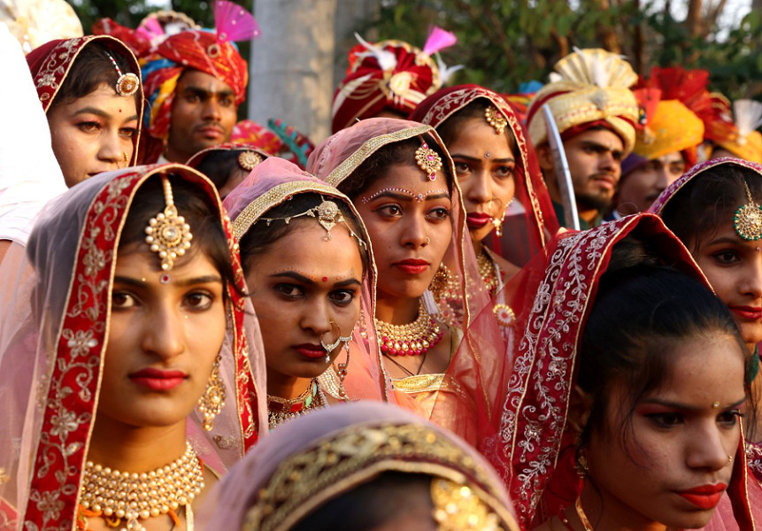 Sposi e spose partecipano a una cerimonia nuziale di massa a Bhopal, capitale dello Stato indiano del Madhya Pradesh, il 22 aprile 2023. 