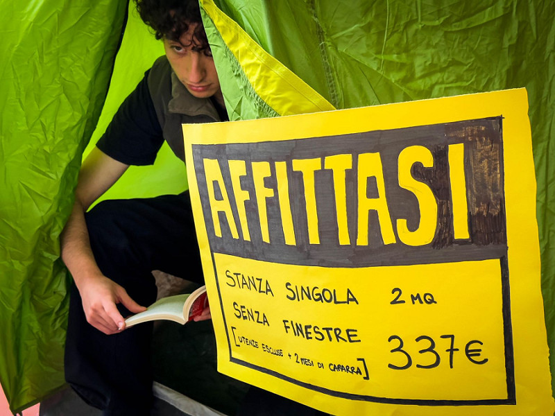 Studenti fuori sede della facoltà di lettere e filosofia protestano contro il caro affitti dentro una tenda da campeggio a Napoli, 12 Maggio 2023. 