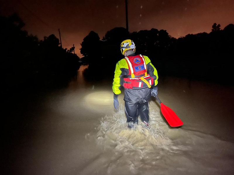 Un operatore della Protezione Civile durante una missione di soccorso nella regione Emilia-Romagna colpita dall'alluvione. 