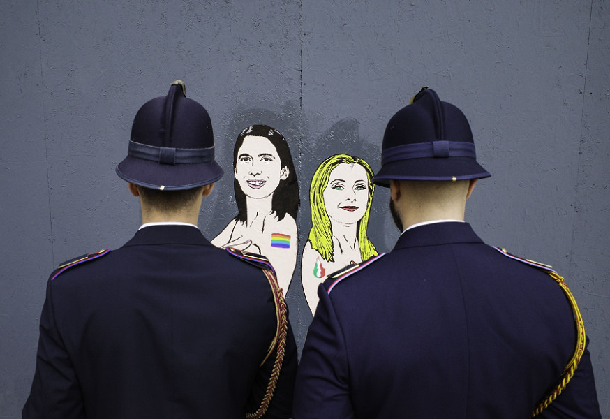 Milano (Italia). La Polizia Locale verifica la rimozione dell’ultima opera dell’artista e attivista AleXandro Palombo, intitolata “Power Is Female”. Il Comune ne ha richiesto la rimozione perché la ritiene eccessivamente politica. 