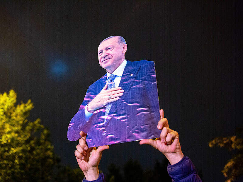 I sostenitori di Erdogan si sono riuniti davanti al quartier generale del partito e hanno cantato slogan a favore del Presidente, il 28 maggio 2023