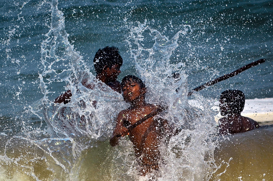 Chennai (India). In un caldo pomeriggio estivo un gruppo di ragazzi di una comunità di pescatori nuota nel Golfo del Bengala, sulla spiaggia di Pattinapakkam. Secondo i funzionari del Centro meteorologico regionale è probabile che l'intenso caldo estivo continui nel Tamil Nadu, nel sud dell’India, soprattutto nelle regioni costiere, registrando un'impennata delle temperature. 