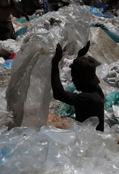 Sana'a (Yemen). Un operaio seleziona oggetti di plastica da riciclare in una discarica. Come accade quotidianamente, anche nella Giornata dell'Ambiente, che quest’anno ha un focus sulle "soluzioni all'inquinamento da plastica", dalle strade della capitale yemenita vengono raccolte oltre 1.400 tonnellate di rifiuti: molte persone che vivono in povertà vendono quelli in plastica a impianti di riciclaggio, fabbriche e commercianti, guadagnando spesso tra 1,92 e 2,88 euro al giorno. 