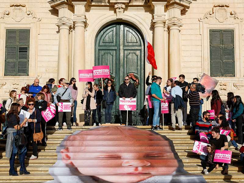 Manifestanti maltesi antiabortisti davanti l'Auberge de Castille per protestare contro la riforma del Governo che avrebbe depenalizzato l'aborto, dicembre 2022. Credit: REUTERS/Darrin Zammit Lupi/File Photo  