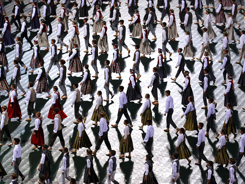 Riga (Lettonia). Un gruppo di ballerini si esibisce nello spettacolo "Perpetual Motion" durante il XXVII Festival nazionale della canzone e della danza lettone. Questa edizione, che si è svolta a Riga dal 30 giugno al 9 luglio, ha riunito circa 40.000 persone. 