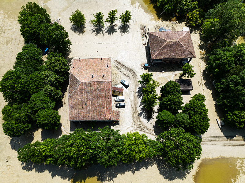 Veduta aerea di una casa circondata dal fango dopo che, durante l'alluvione di un mese fa, il torrente Idice aveva esondato. Molinella (Bologna), 9 giugno 2023. 