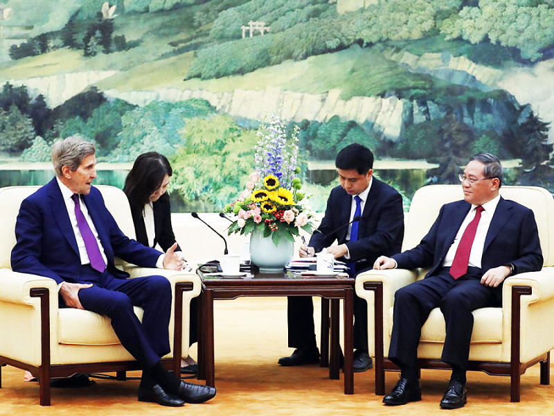 L'inviato presidenziale degli Stati Uniti per il clima John Kerry e il premier cinese Li Qiang durante un incontro nella Grande Sala del Popolo, Pechino, 18 luglio 2023.