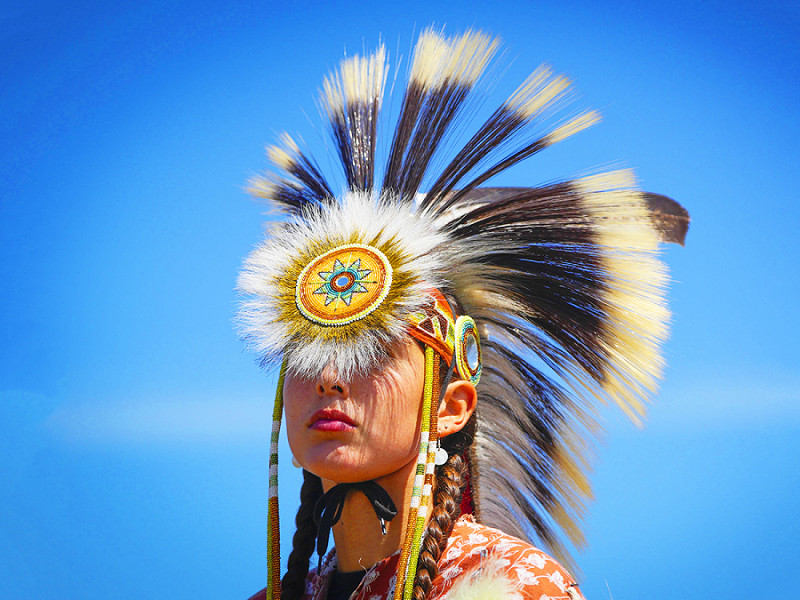 Un ballerino vestito con costumi indigeni durante lo Squamish Nation Youth Pow Wow al Capilano Reserve Park di Vancouver, Canada, il 15 luglio 2023