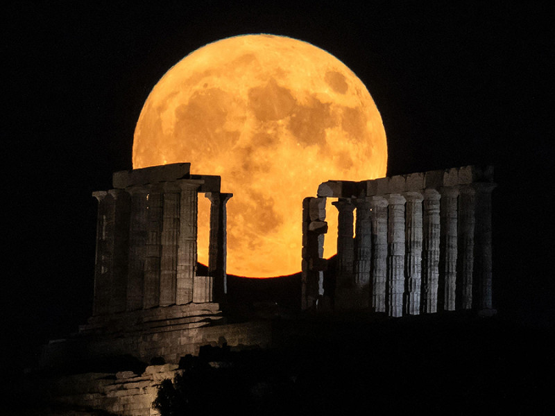  Atene (Grecia). La luna piena dietro l'antico tempio di Poseidone. Nella notte tra il 1 e il 2 agosto è stata visibile la Superluna dello Storione, una delle 2 previste per questo mese: potremo vedere la seconda, detta “Luna Blu”, il 31 agosto. Sarà la più grande dell’anno. 