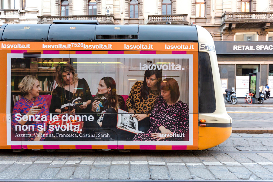 La campagna advertising de La Svolta (gennaio 2022) sui tram di Milano. Nella foto, a partire da sinistra, Azzurra Rinaldi, Valentina Parenti, Francesca Fiore, Cristina Tagliabue e Sarah Malnerich