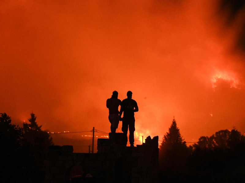 Alexandroupolis (Grecia). L'incendio scoppiato il 19 agosto in una foresta nella zona di Melia si è propagato rapidamente a causa dei forti venti che soffiano nella regione